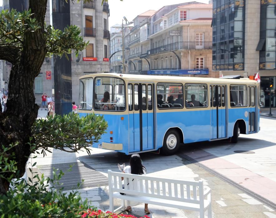 Vitrasa celebra su 50 aniversario con un recorrido por la ciudad en un autobús del año 1968 de color azul.