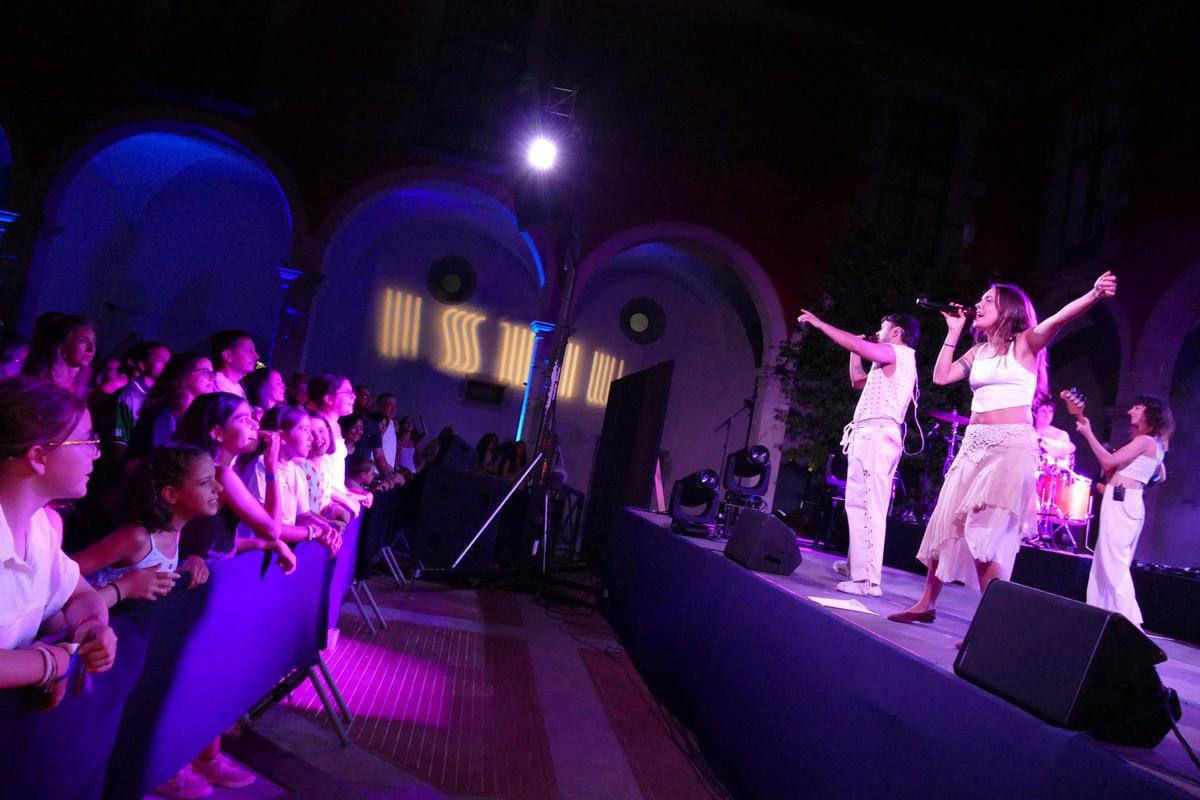 EN IMATGES | La música de Ginestà i Wilma's ressona al pati del Palau dels Comtes en el marc del Festival Istiu