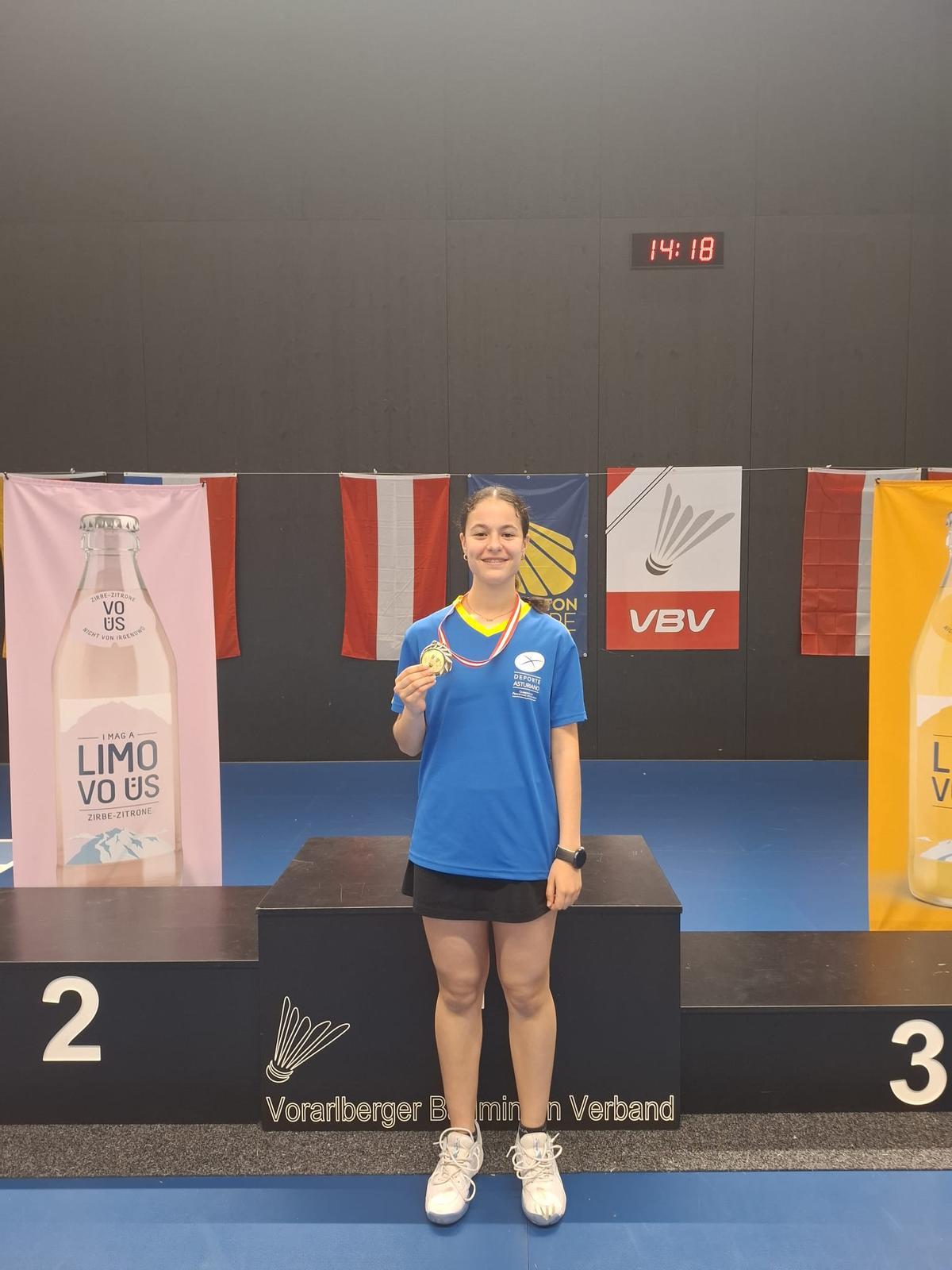 Belén Soto, con la medalla obtenida en el torneo austriaco.
