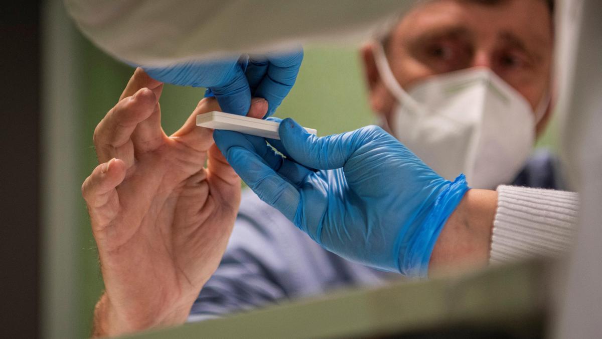 Un sanitario extrae una muestra de sangre en el hospital de Son Espases