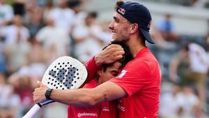 El abrazo de dos gladiadores tras ganar un duro partido