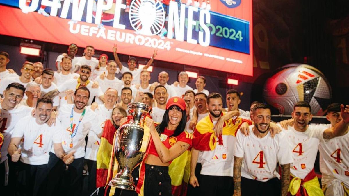 La cantante Aitana posa junto a los jugadores de la Selección Española de fútbol en la celebración de la victoria de la Eurocopa en la plaza de Cibeles de Madrid