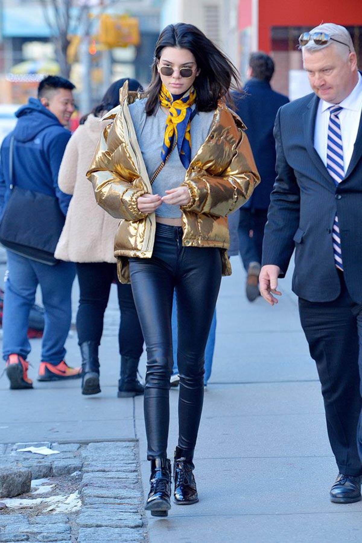 Kendall Jenner con bomber metalizada y pantalones de cuero