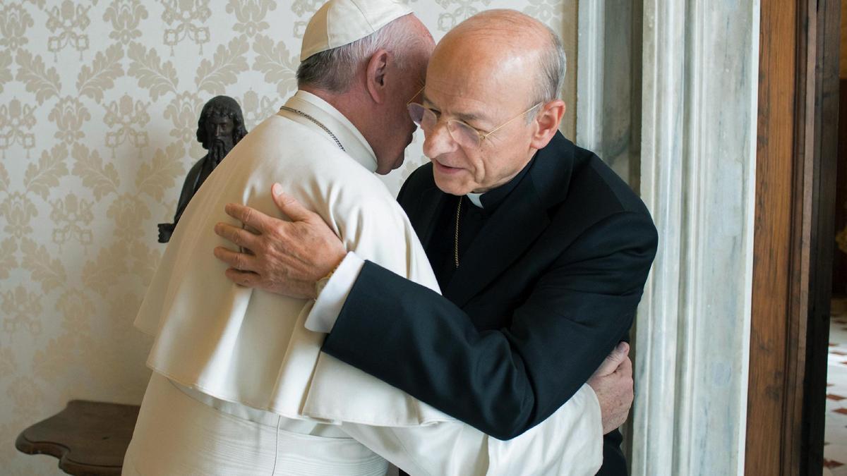 El Papa Francisco y el prelado del Opus Dei se dan un abrazo en un encuentro.