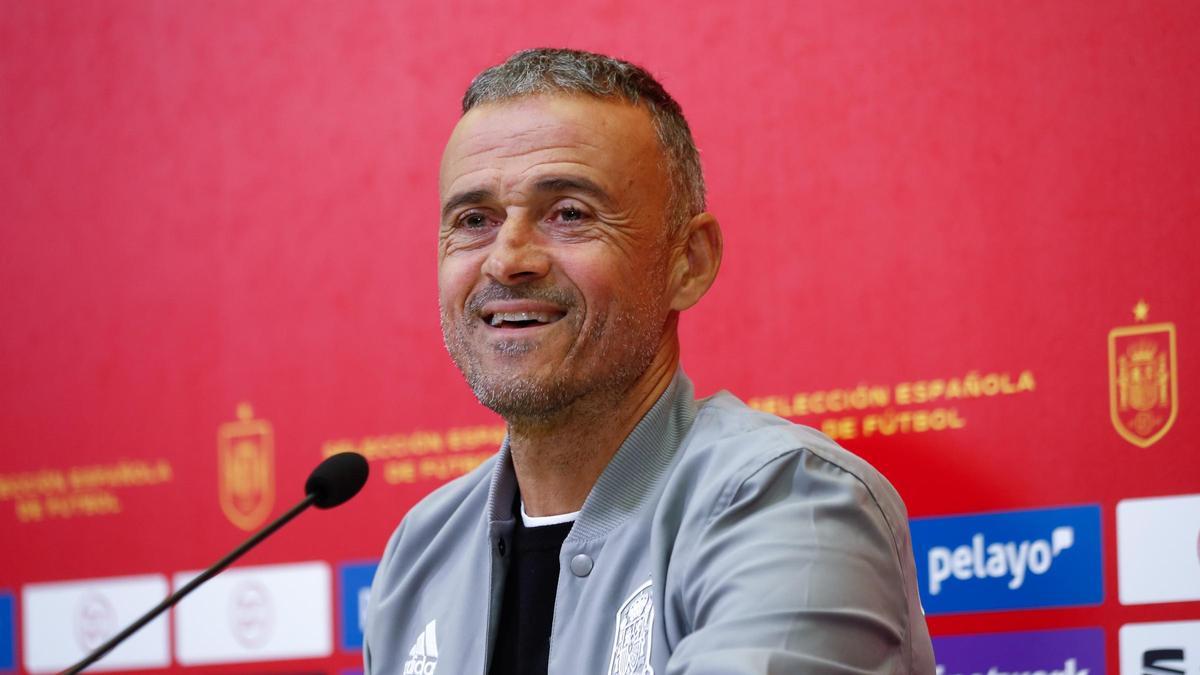 Luis Enrique sonríe durante la rueda de prensa tras dar la lista para los partidos ante Grecia y Suecia