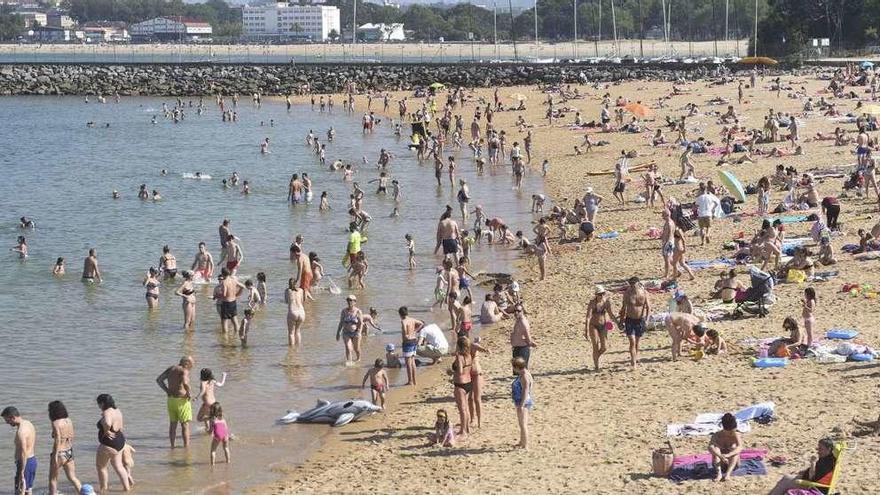 Gente en la playa de Oza durante la ola de calor del fin de semana pasado.