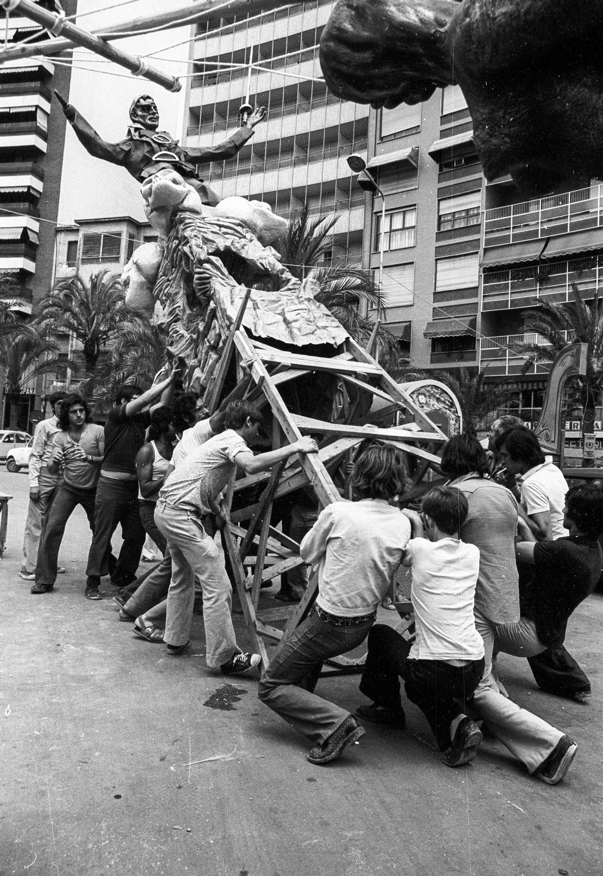 Una plantà al tomb en las Fogueres, en una imagen de los años 70.
