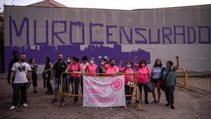 Protesta contra la paralización de la pintada de un muro feminista Sant Feliu.  