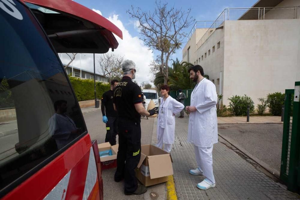 Los bomberos de Ibiza reparten material de protección en las residencias y centros de salud