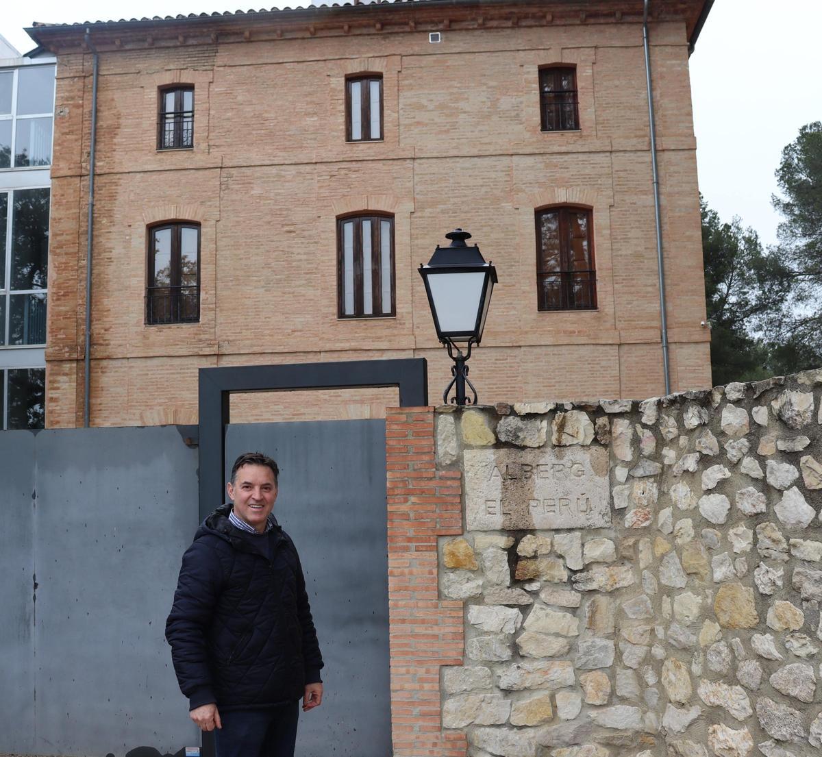 El portavoz del PP de Ontinyent, Rafa Soriano, posa frente a la facha del albergue Perú.