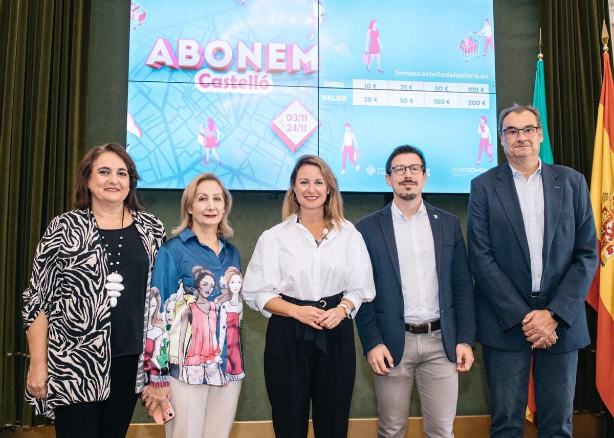 La alcaldesa de Castelló, Begoña Carrasco, y el concejal de Comercio, Alberto Vidal, junto a representantes comerciales, en una fotografía de archivo.