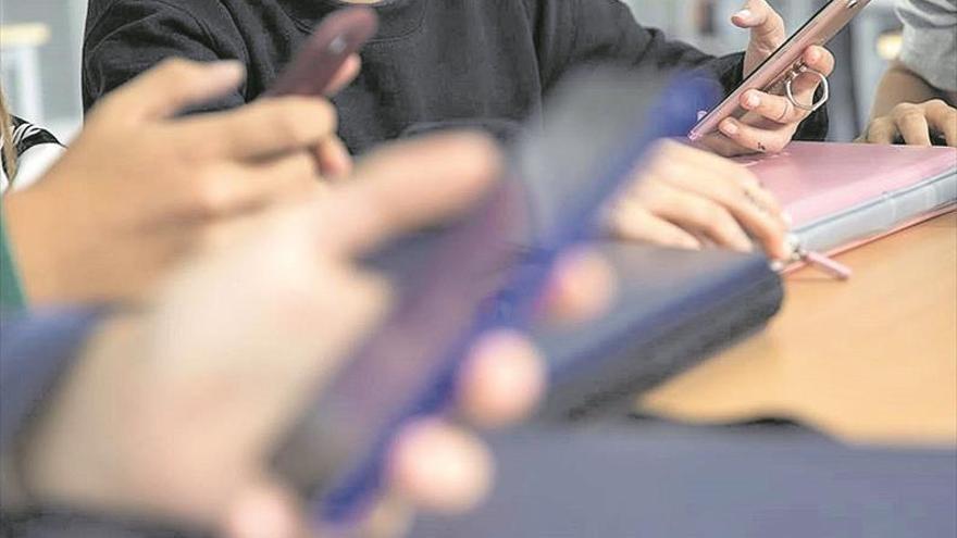 Madrid prohibirá el uso de móviles en la escuela a partir del próximo curso