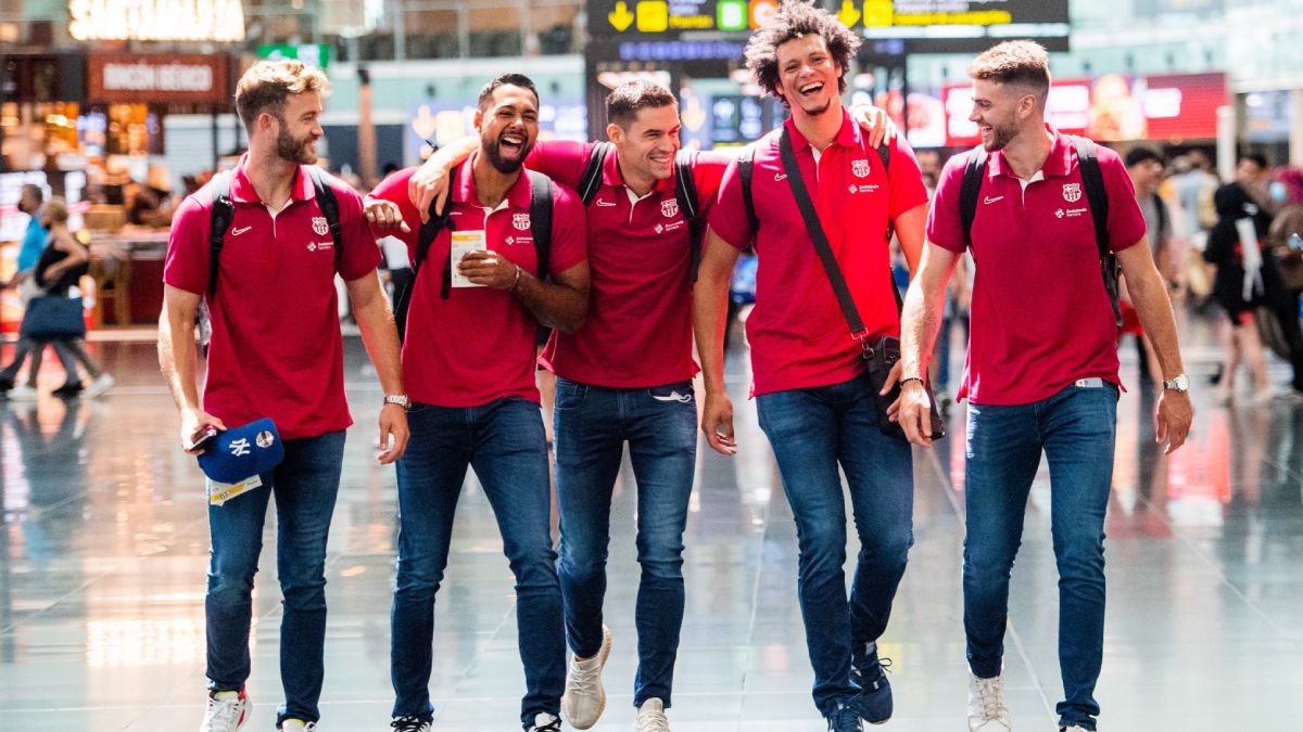 El buen humor reinó en el aeropuerto antes de partir a Colonia