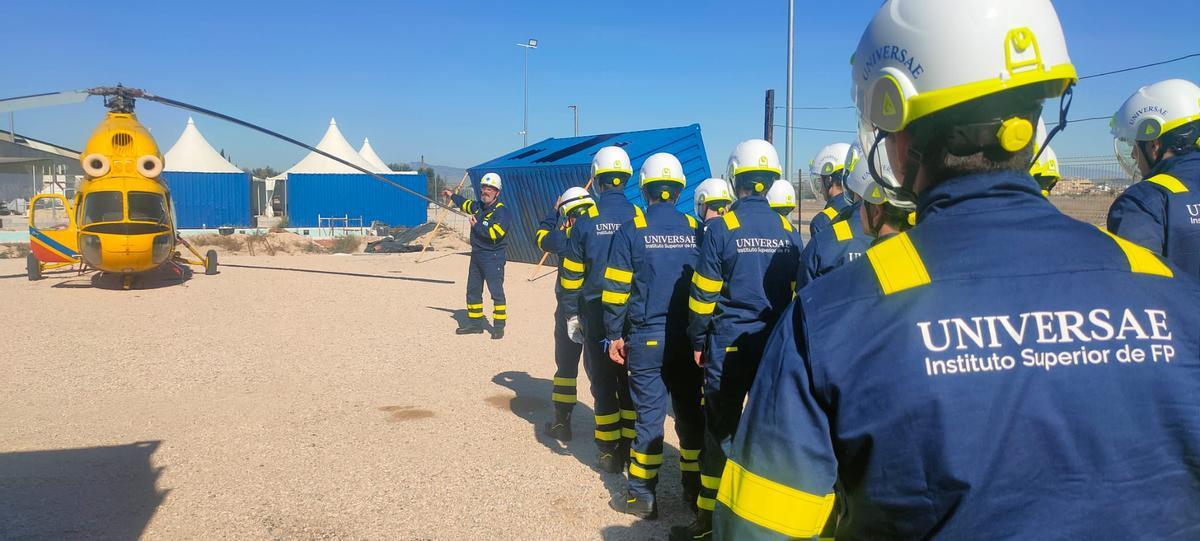 Alumnos que se forman para Protección Civil, en una clase práctica en el campus de Murcia.