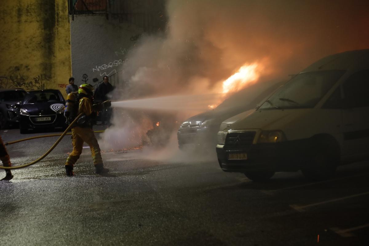 Un incendio en un aparcamiento provoca daños en una docena de coches en Alcoy