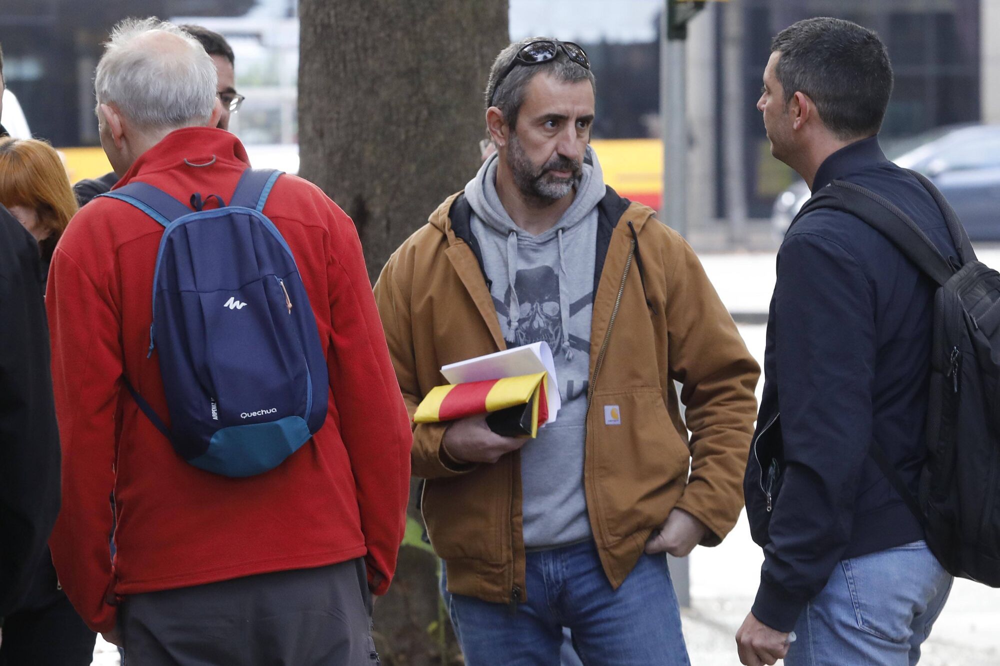 Girona. Jutjats. Concentracio de suport pel judici a dos investigats per cremar una bandera espanyola durant un concert d'Inadaptats de Fires de 2024. Oriol Pellicer acusat i regidor de Sant Gregori. Lluc Salellas.