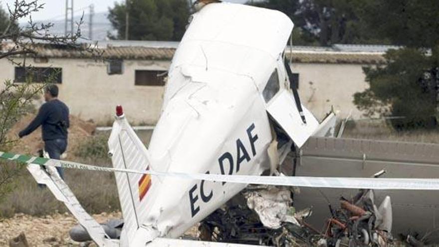 Cola de la avioneta que ha caído hoy a unos 500 metros de la localidad de Castalla