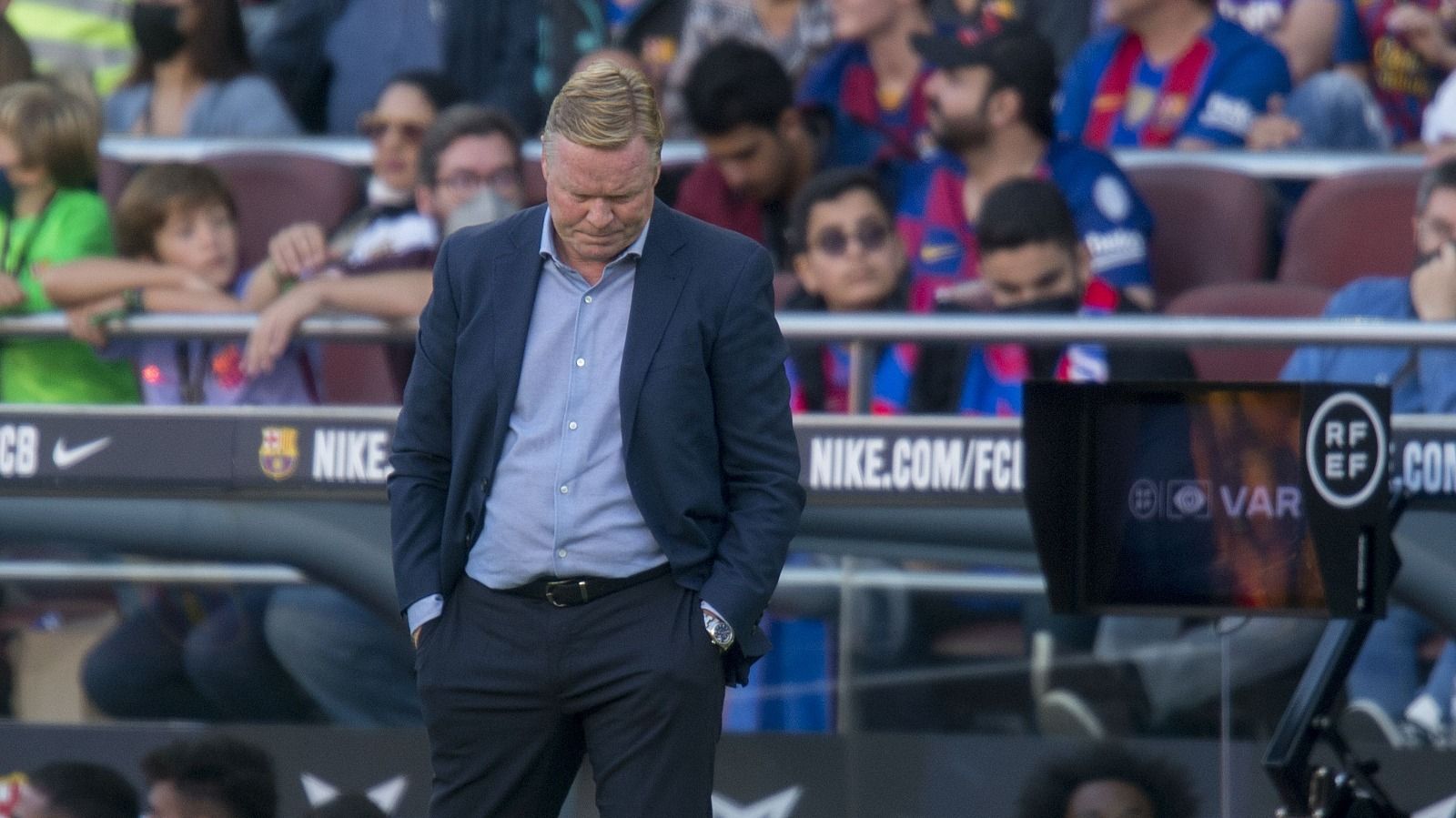 Koeman, preocupado durante el clásico con el Madrid en el Camp Nou.