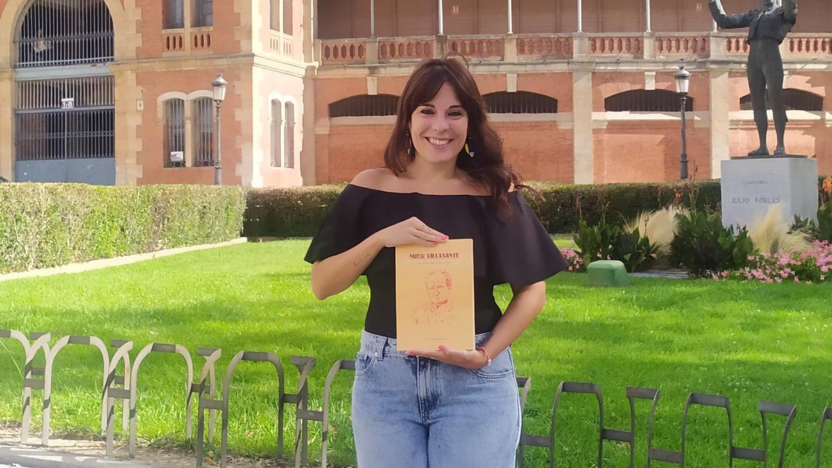 Patricia Villasante, con el libro.