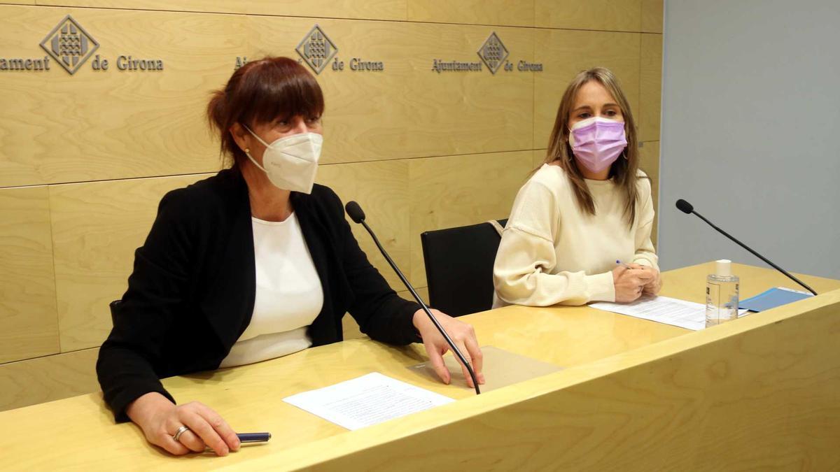 L&#039;alcaldessa de Girona, Marta Madrenas, i la regidora de Drets Socials,  Núria Pi, durant la presentació del projecte &#039;Com es troba?&#039;