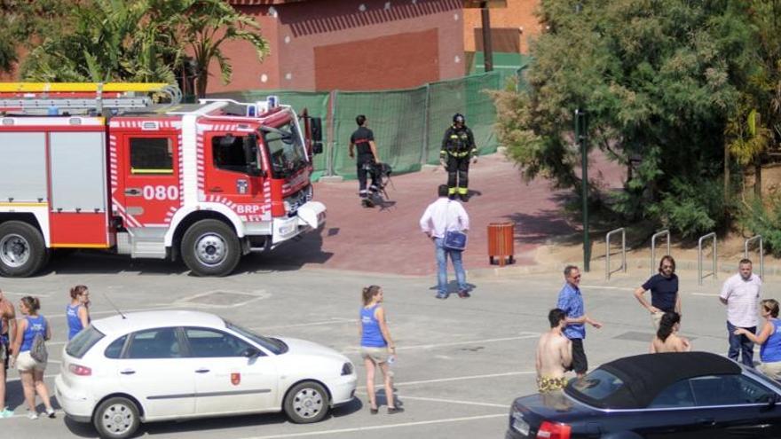 Los bomberos ayudaron en la evacuación de las 500 personas del parque.