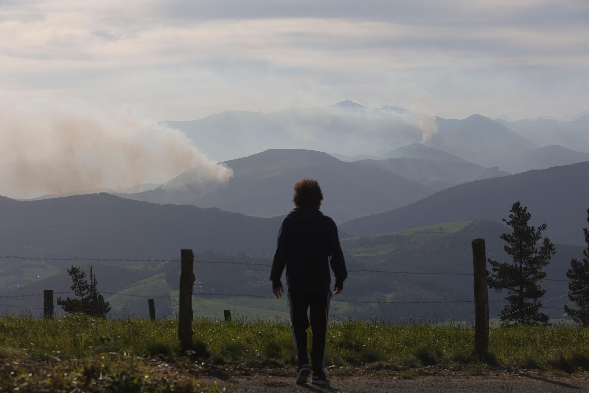 Dura lucha contra los incendios de Tineo y Valdés