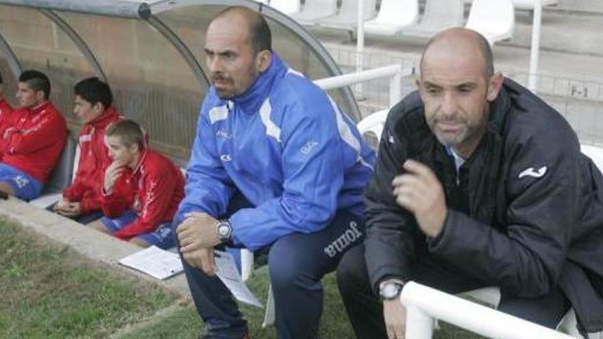 Monteagudo, dirigiendo a La Roda en el Cartagonova. Abajo, Arturo celebra un gol.