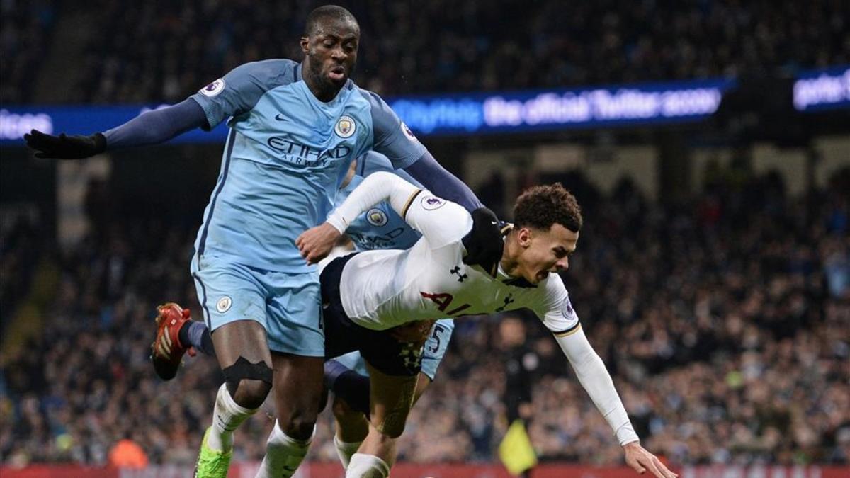 Touré mostró su indignación por el arbitraje de Marriner en el duelo frente al Tottenham