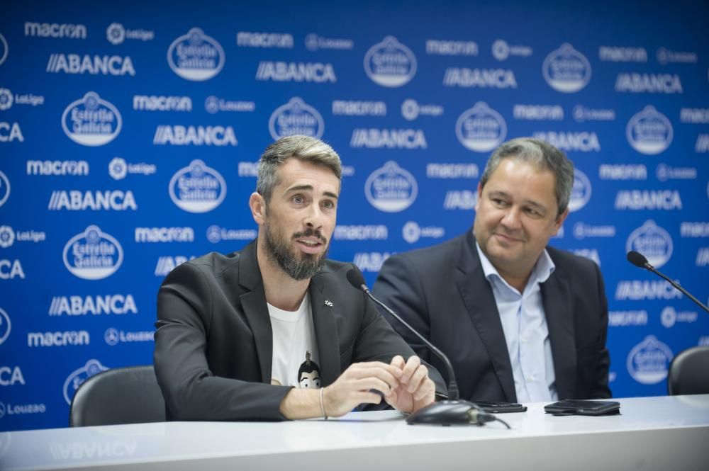 Luisinho comparece junto a su representante, Jorge Teixeira, y el presidente del Deportivo, Tino Fernández, para informar de su continuidad en el equipo blanquiazul hasta 2020.