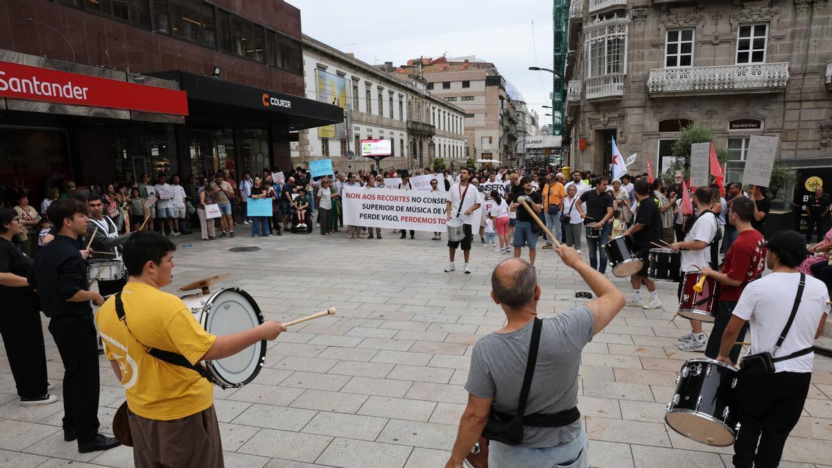 La Asociación de Estudiantes del CSM Vigo (Aecosvi) realiza una jornada reivindicativa contra los recortes que sufre el Conservatorio por parte de la Xunta