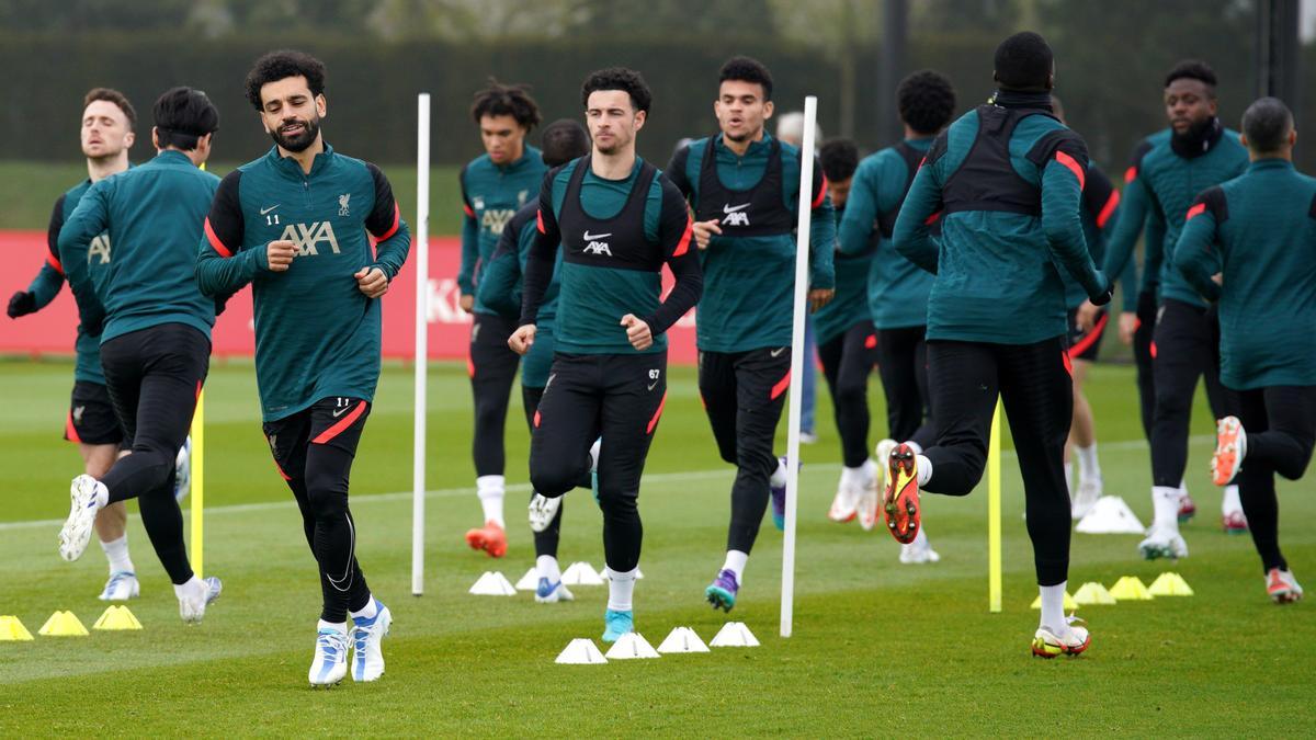 Mo Salah, en primer término, en la sesión preparatoria del Liverpool.