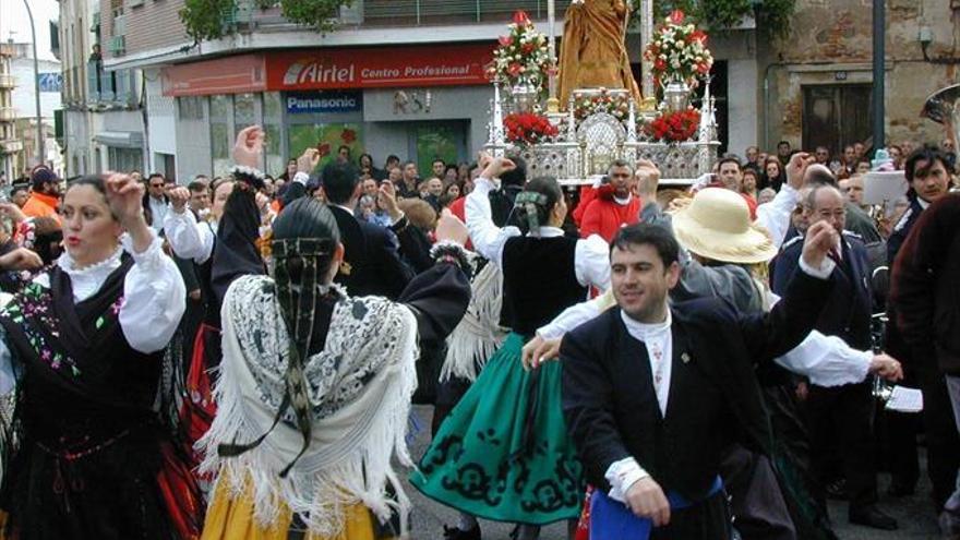 Santa Eulalia procesionará con un traje rojo donado por un matrimonio de Huelva