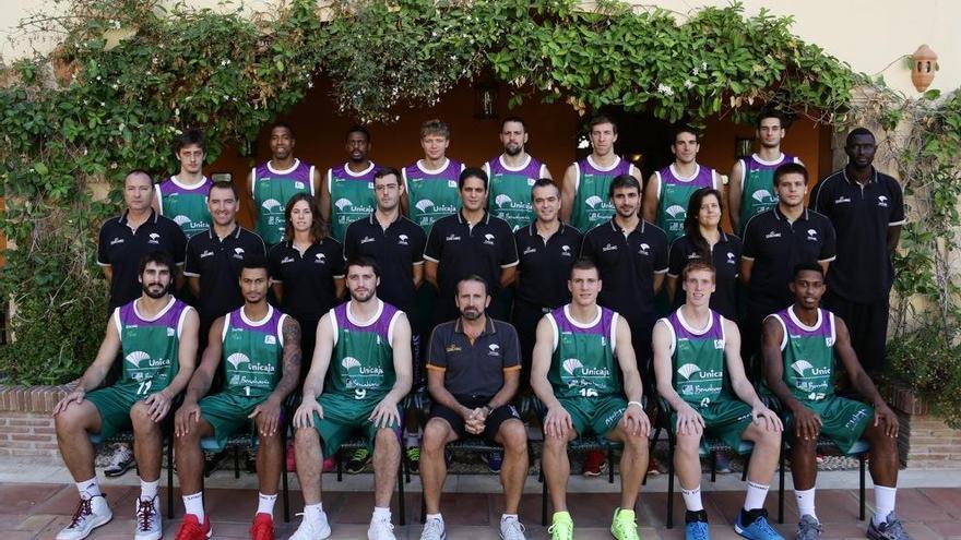 La plantilla del Unicaja al completo, con los canteranos incluidos, posa en la habitual foto de familia.