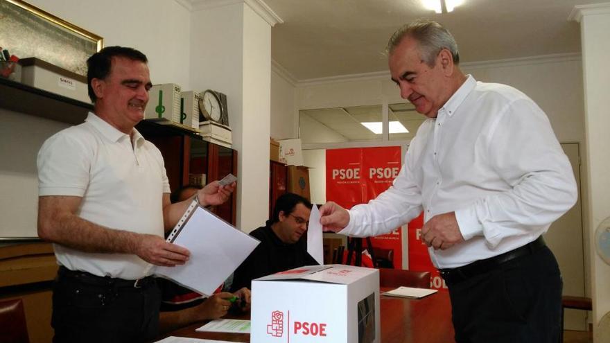 Rafael González Tovar votando esta mañana.