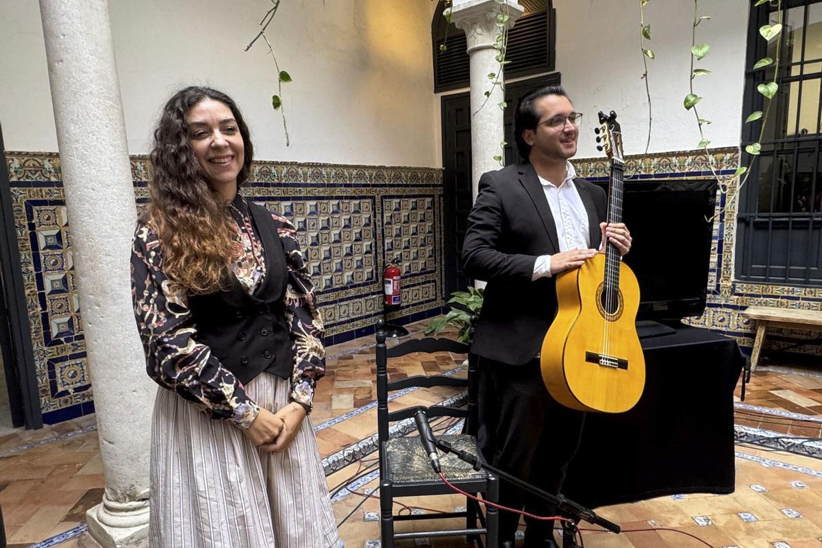 La cantante Sandra Carrasco y el guitarrista David de Arahal, durante la presentación en Sevilla de su disco ‘Nunca me olvides’.