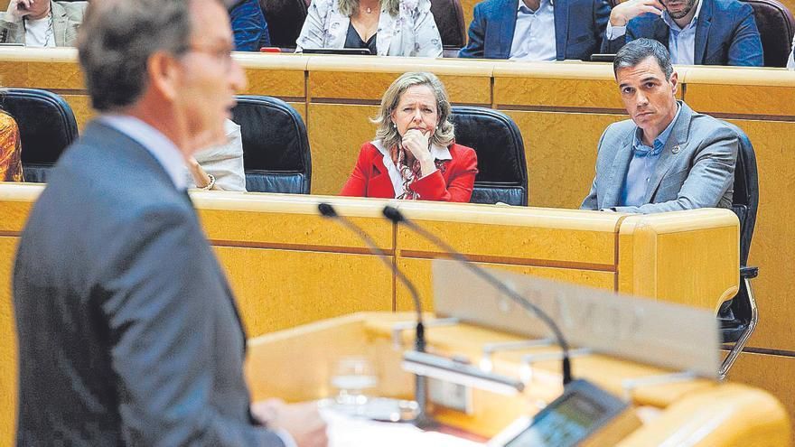 Pedro Sánchez escucha a Feijóo en el Senado.