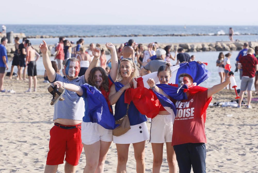 L''afició francesa a Roses celebra la victòria del seu equip al Mundial