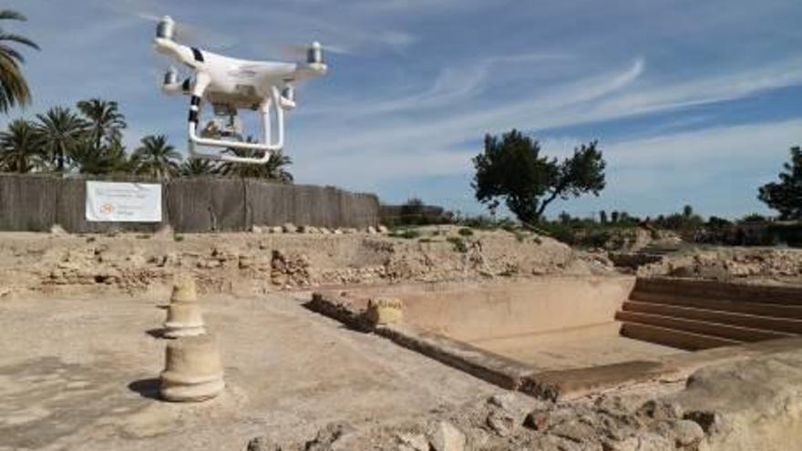 El dron que se está utilizando en la L&#039;Alcúdia puede tomar imágenes de todo el espacio de las termas en menos de cinco minutos.