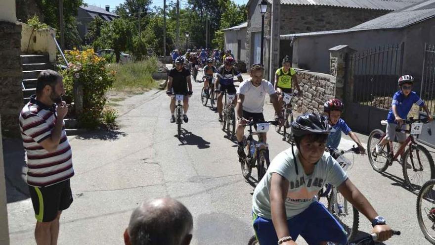 Los participantes recorren las calles de la población de Vigo.