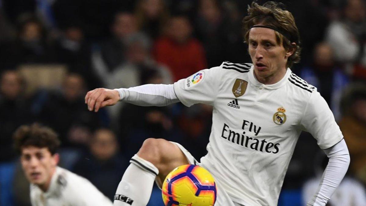 Modric controlando el balón en el partido de Liga contra el Alavés