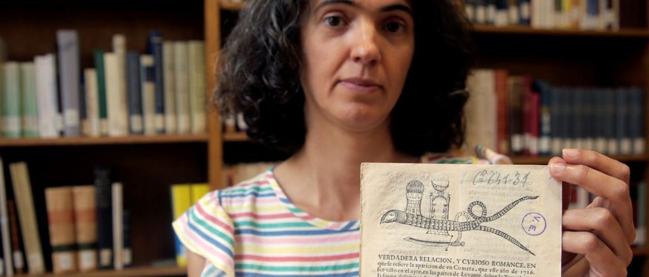 Adelaida Caro muestra una ’Relación’ de 1716 en la Biblioteca Nacional, sobre la aparición de un cometa en forma de serpiente de tres cabezas en Turquía.