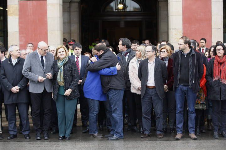 Minuto de silencio realizado a las puertas del Parlament de Cataluña
