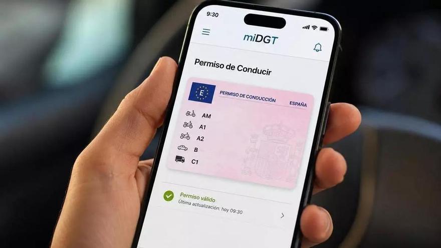 La UE cambia las reglas: a partir de 2027 los conductores llevarán el carnet de conducir y todos los documentos oficiales en una cartera digital en el móvil