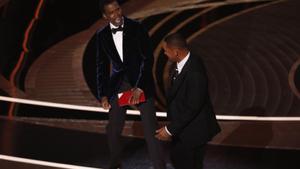 Imagen del pasado 24 de marzo del actor Will Smith (d) abofetea al presentador de la gala Chris Rock (i) durante la 94ª ceremonia anual de los Premios de la Academia de Cine estadounidense en el Dolby Theatre de Hollywood, Los Ángeles, California (EE.UU.). EFE/Etienne Laurent