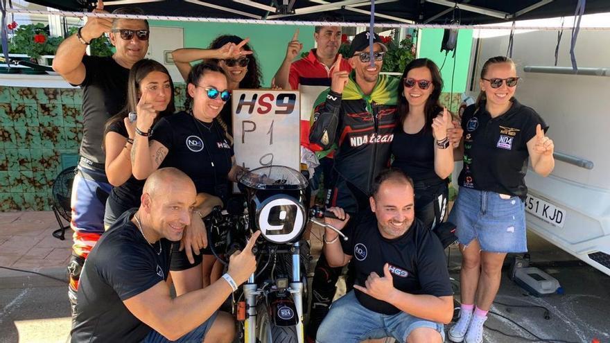 Hugo González (en mono de motorista), con su equipo y amigos. | Adamvp Photography