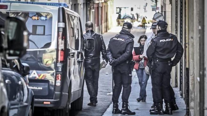 Agentes de la Policía Nacional durante uno de los registros llevados a cabo en un inmueble de la calle San Jaime.