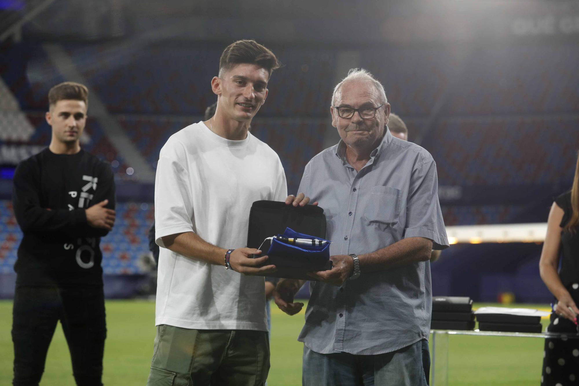 El Levante UD Iza la bandera con las peñas levantinistas