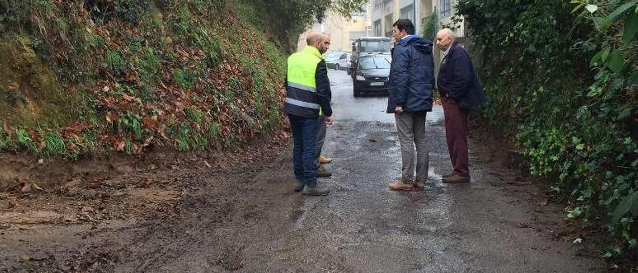 Limpian un camino en Lalín de Arriba  |  El Concello ha limpiado el camino de Lalín de Arriba cuyo estado había sido denunciado por vecinos de la zona. El vial estaba sucio por la tierra arrastrada por la lluvia y los coches y la gran cantidad de hojas caídas. Un camión cisterna echó agua para lavar la pista y una escavadora se encargó de actuar en los márgenes. La actuación se demoró para aguardar a que cayeran las hojas de los castaños contiguos. El edil de Urbanismo, Nicolás González Casares, indicó ayer en la zona que se valorará la posibilidad de dotar el vial de una nueva capa de rodadura en 2016.