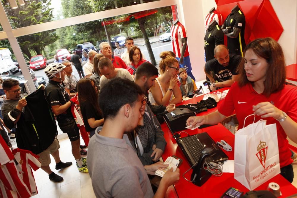 Primer día de venta de la nueva camiseta del Sporting