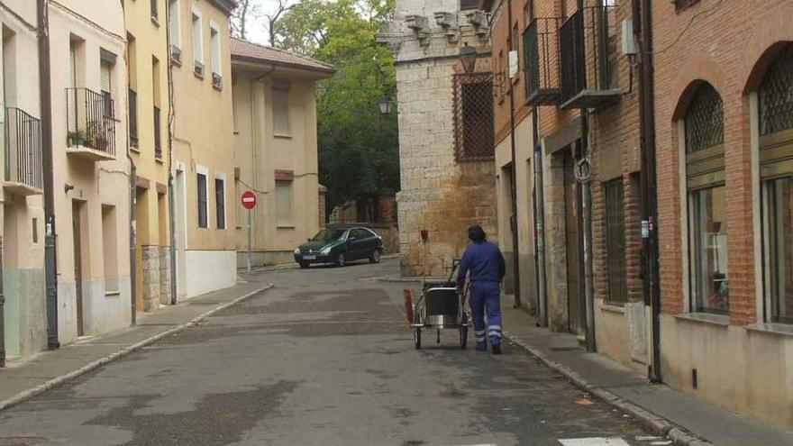 Un operario del servicio de limpieza se dispone a barrer una de las calles de la ciudad.